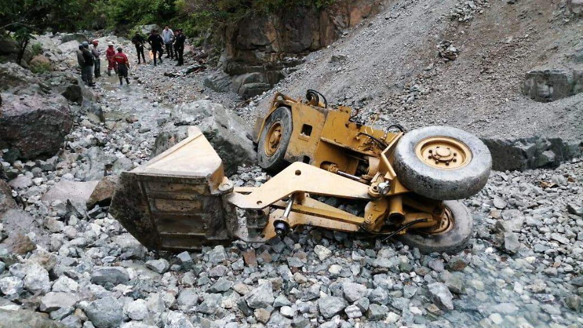 16 Máquina de construcción cayó de un barranco; el conductor murió